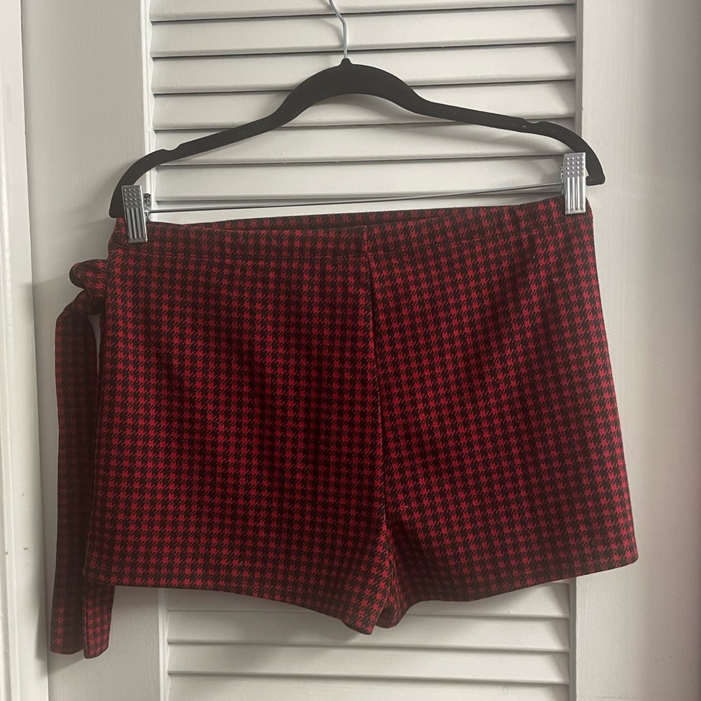 Haute Monde Like New Size L Houndstooth Faux Wrap Front Skirt that’s a Skort - Picture 4 of 7